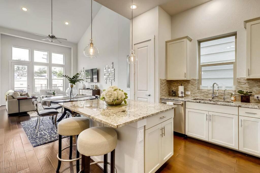 Gorgeous 4 Bed Home On St Mary'S - Minutes To Riverwalk/Pearl サンアントニオ エクステリア 写真