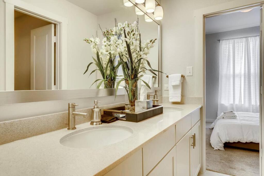 Gorgeous 4 Bed Home On St Mary'S - Minutes To Riverwalk/Pearl サンアントニオ エクステリア 写真
