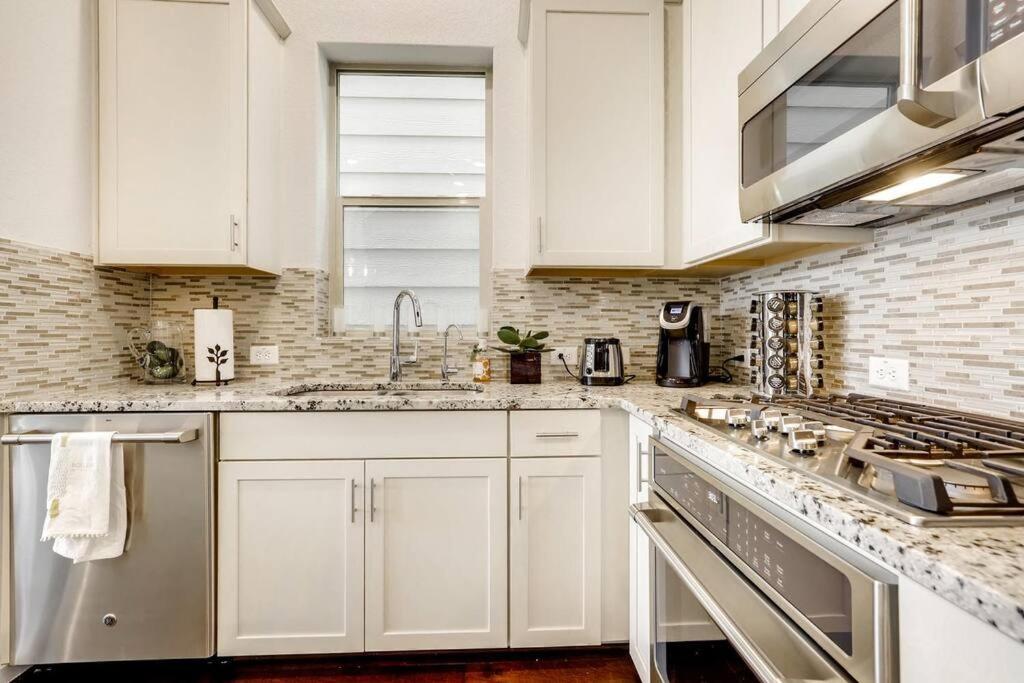 Gorgeous 4 Bed Home On St Mary'S - Minutes To Riverwalk/Pearl サンアントニオ エクステリア 写真