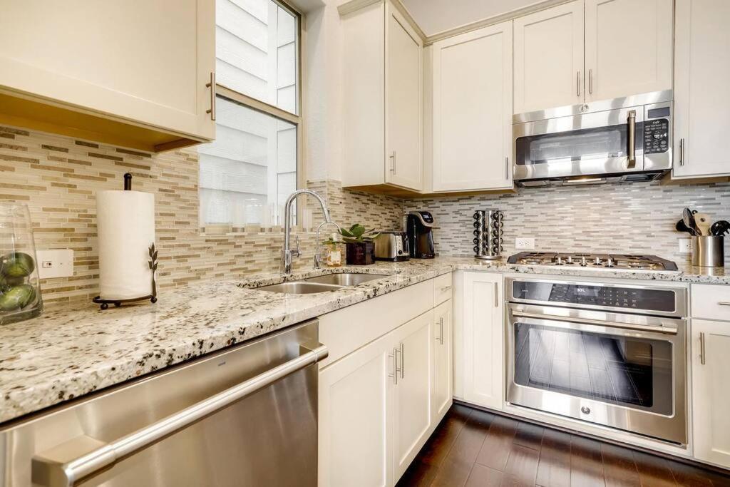 Gorgeous 4 Bed Home On St Mary'S - Minutes To Riverwalk/Pearl サンアントニオ エクステリア 写真