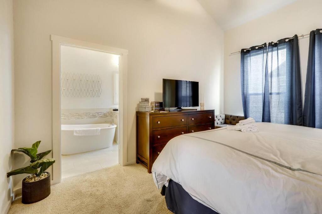 Gorgeous 4 Bed Home On St Mary'S - Minutes To Riverwalk/Pearl サンアントニオ エクステリア 写真